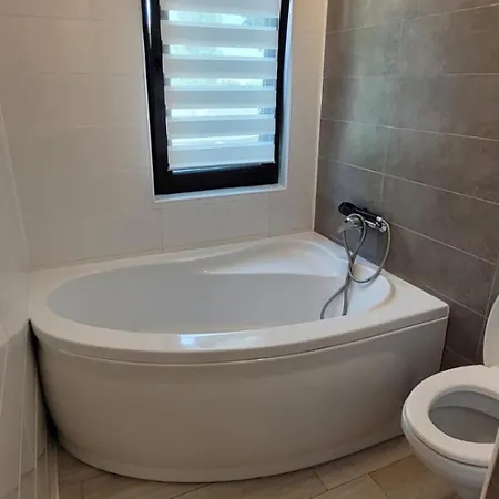 3 Semidecomandat Apartment